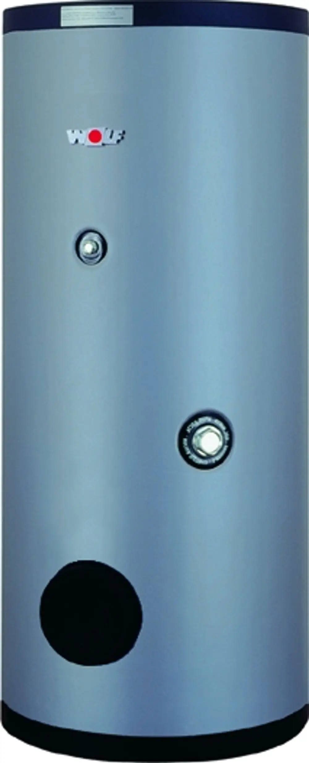 Vertikaler, runder Warmwasserspeicher in silberner Ausführung mit schwarzem Boden. Logo der Marke Wolf auf der Vorderseite sichtbar. Diverse Anschlüsse an der Vorderseite.